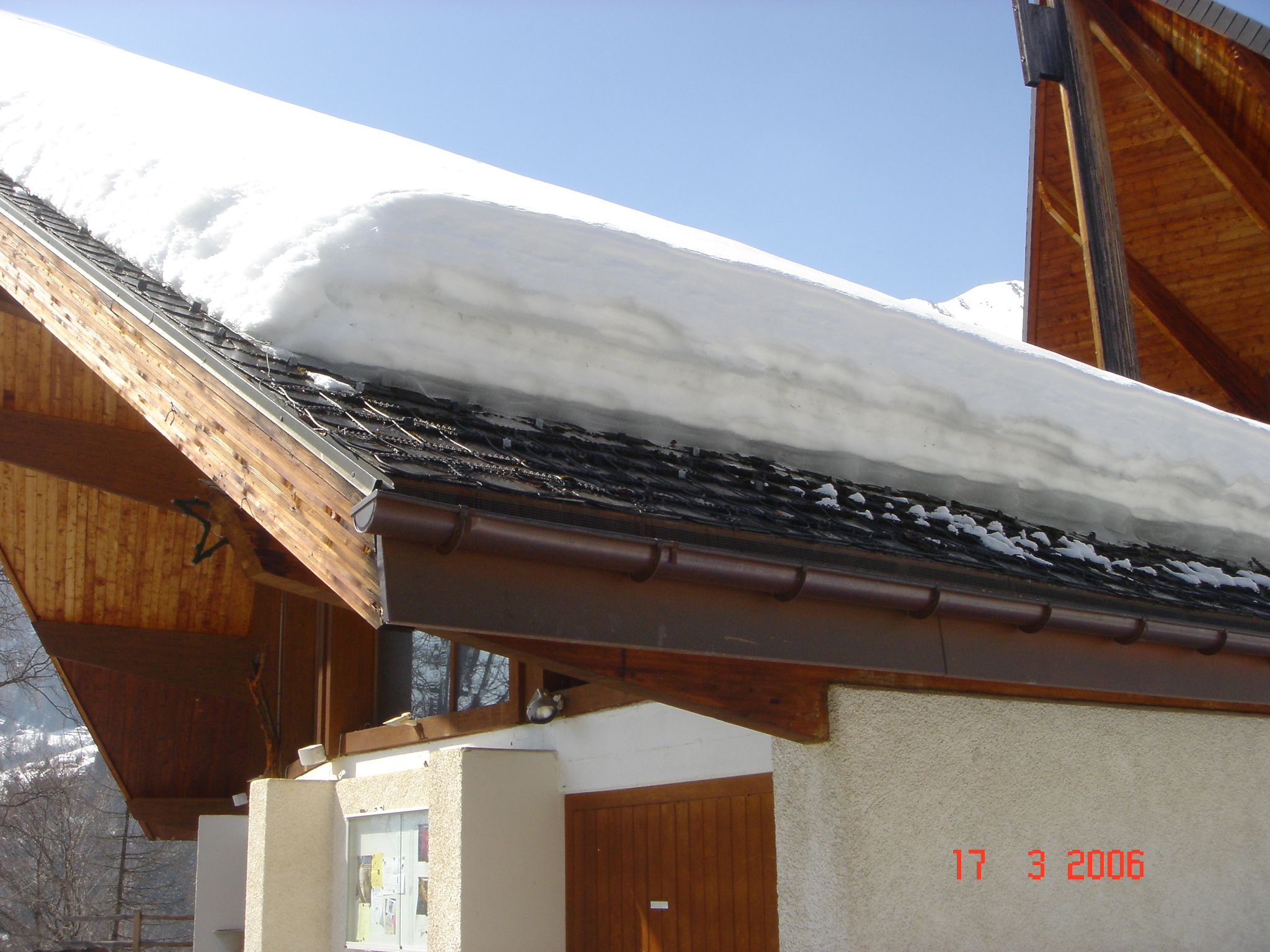 Ochrana okapů v zimě před sněhem - vytápěné okapy ekoterm Praha - podlahové topení